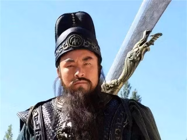 Tương tự Lang Nha Bổng, thanh Long đao là vũ khí cực lợi hại trong "Thủy Hử". Đây là binh khí gắn liền với tên tuổi của Quan Thắng. Là một vị tướng oan hùng, ông từng đọ sức với các cao thủ như Lâm Xung, Tần Minh, Sách Siêu mà không bị lép vế. Thêm nữa, ông cũng lập được nhiều chiến công trên chiến trường.