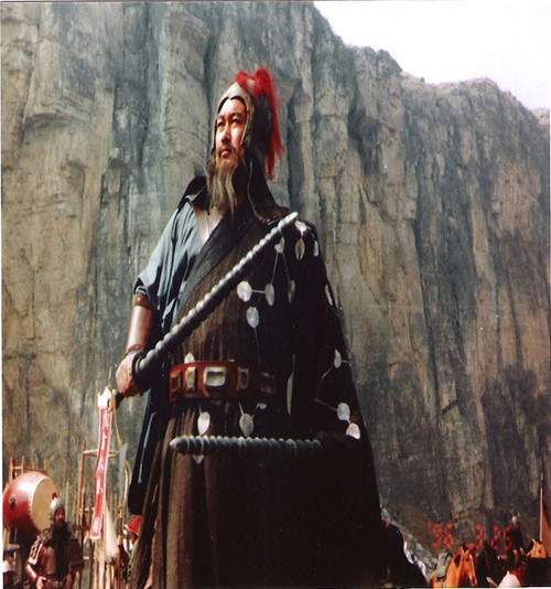 Trong 108 anh hùng Lương Sơn Bạc, Hô Diên Chước xếp thứ 8 và là một trong 5 vị tướng giỏi nhất. Ông từng giao chiến bất phân thắng bại với các cao thủ như: Lâm Xung, Lỗ Trí Thâm, Dương Chí, Tần Minh...