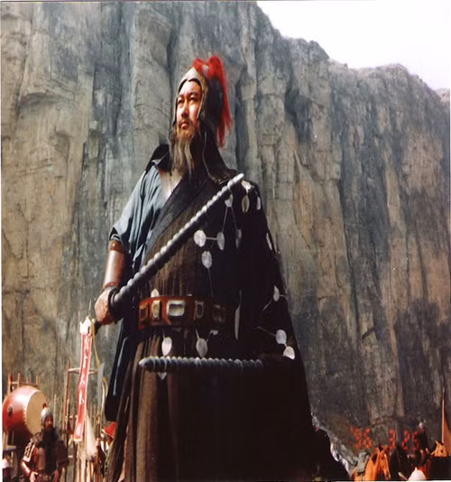 Trong 108 anh hùng Lương Sơn Bạc, Hô Diên Chước xếp thứ 8 và là một trong 5 vị tướng giỏi nhất. Ông từng giao chiến bất phân thắng bại với các cao thủ như: Lâm Xung, Lỗ Trí Thâm, Dương Chí, Tần Minh...