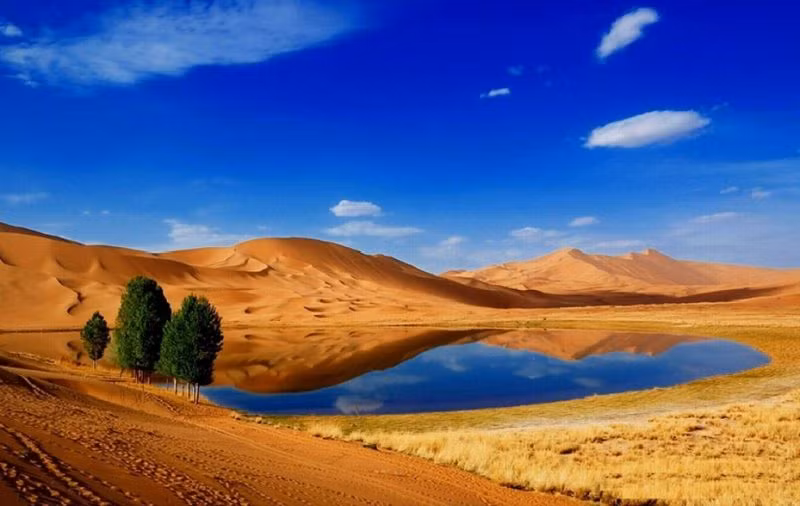 Trong số này, các chuyên gia phát hiện bên dưới sa mạc Sahara có một hồ nước cổ đại từng có diện tích lên tới 108.000 km2. Sau nhiều thế kỷ, diện tích của hồ bị thu hẹp xuống còn khoảng i 48.000 km2 và sâu khoảng 190m.