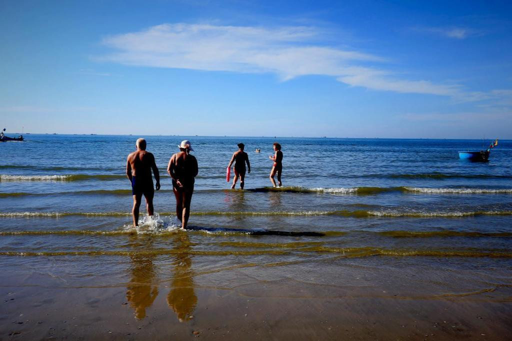 Nếu đang đứng trên bãi biển thì con người sẽ nhanh chóng bị cháy sạm da do không còn các phân tử oxy trong không khí giúp bảo vệ làn da của chúng ta trước các tia tử ngoại gây hại.