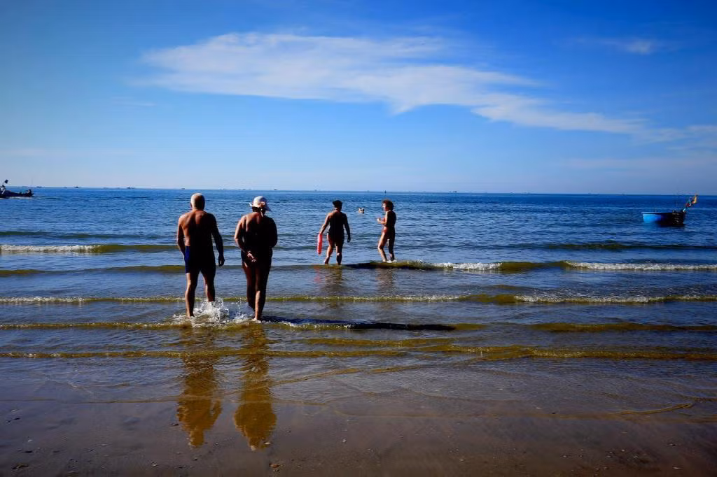 Nếu đang đứng trên bãi biển thì con người sẽ nhanh chóng bị cháy sạm da do không còn các phân tử oxy trong không khí giúp bảo vệ làn da của chúng ta trước các tia tử ngoại gây hại.