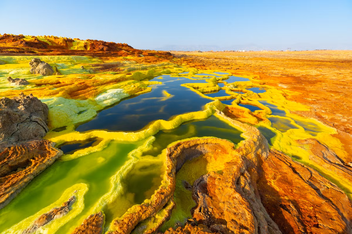 Theo các chuyên gia, tên gọi Dallol được đặt theo ngôn ngữ Afar địa phương có nghĩa là “hủy diệt”. Nó được dùng để mô tả cảnh quan của các ao axit xanh (giá trị pH nhỏ hơn 1), đồng bằng sa mạc sắt, lưu huỳnh và muối tạo thành nhiều màu sắc rực rỡ như xanh lá cây, vàng, cam và nâu.