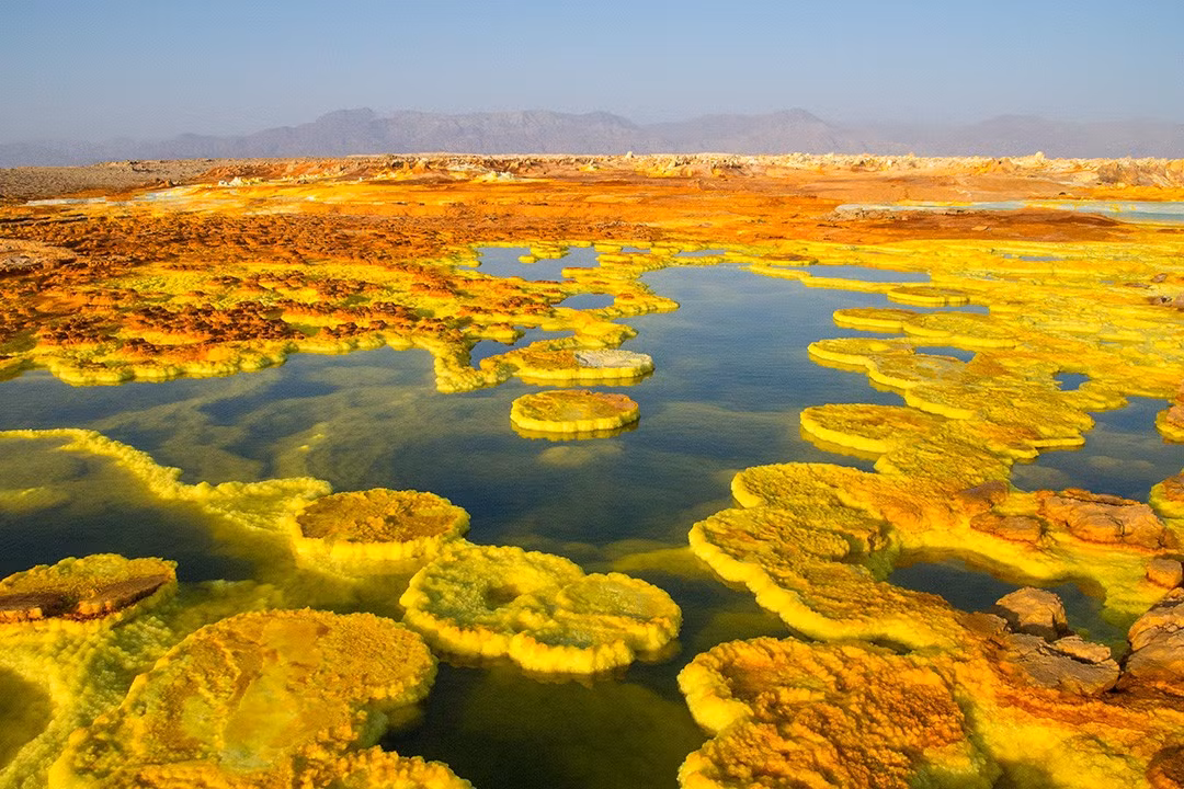Địa chất ở Dallol vô cùng đặc biệt, không giống bất cứ đâu trên Trái đất. Nhiều chuyên gia cho rằng vùng đất này là khu vực có nhiều nét tương đồng với sao Hỏa nhất.