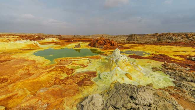 Dallol là một ngọn núi lửa có hình nón nằm trong vùng suy thoái Danakil, phía đông bắc dãy Erta Ale ở Ethiopia, châu Phi. Vùng đất mệnh danh "Hỏa Diệm Sơn" có thật trên Trái đất này được hình thành do sự xâm nhập của magma bazan vào các mỏ muối Miocene và hoạt động thủy nhiệt.