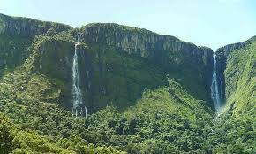 Núi Nyangani càng khiến người dân sợ hãi hơn khi là nơi xảy ra một số vụ mất tích bí ẩn. Trong đó, trường hợp của Zayd Dada (31 tuổi), du khách người Zimbabwe gốc Ấn Độ được nhiều người biết đến.