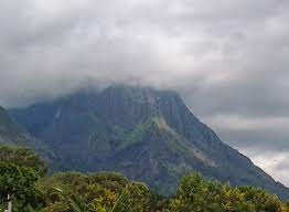 Kỳ bí hơn, một số người kể rằng, khi mới bước chân vào núi Nyangani, thời tiết năng đẹp, bình thường. Thế nhưng, càng đi sâu, sương mù ngày càng dày đặc khiến họ mất phương hướng. Thời tiết chuyển xấu bất thường.