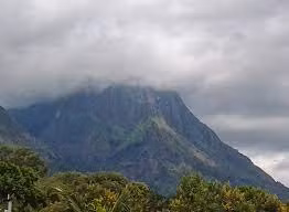 Kỳ bí hơn, một số người kể rằng, khi mới bước chân vào núi Nyangani, thời tiết năng đẹp, bình thường. Thế nhưng, càng đi sâu, sương mù ngày càng dày đặc khiến họ mất phương hướng. Thời tiết chuyển xấu bất thường.
