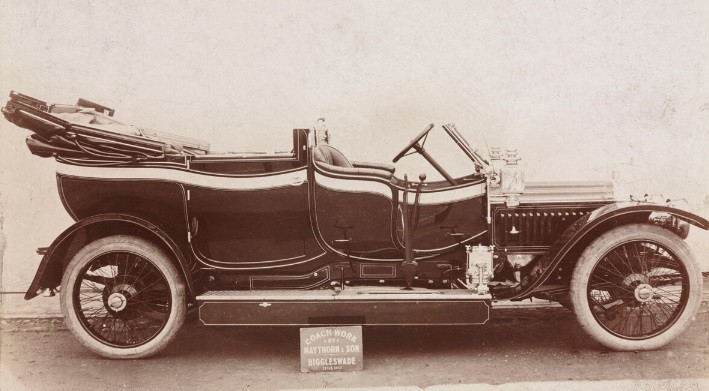 Trong thời gian làm nhà lãnh đạo tối cao trong chính quyền Liên Xô, Stalin được đưa đón bằng những ô tô sang trọng và được bảo vệ an ninh nghiêm ngặt. Chiếc Vauxhall là ô tô chính thức chở nhà lãnh đạo Stalin kể từ năm 1917.