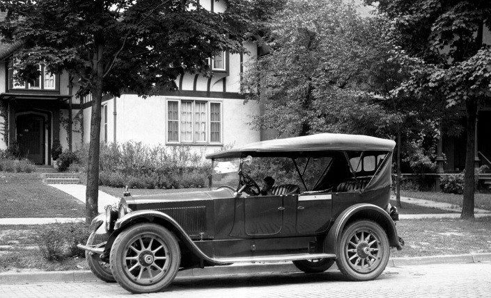 Theo Stepan Gi - tài xế riêng của lãnh tụ Lenin, nhà lãnh đạo Stalin thường lái chiếc Packard Twin Six trên các con đường gần Moscow.