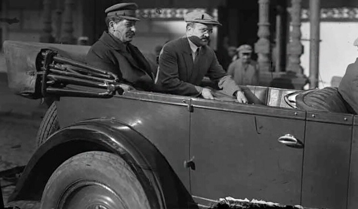 Vào năm 1935, Tổng thống Mỹ Franklin Roosevelt đã tặng nhà lãnh đạo Stalin một chiếc Packard Twelve. Đây là chiếc limousine bọc thép màu trắng hiện đại nhất thời đó. Thêm nữa, tốc độ tối đa của xe là 130 km/h. Về sau, chiếc xe được sơn sang màu đen.