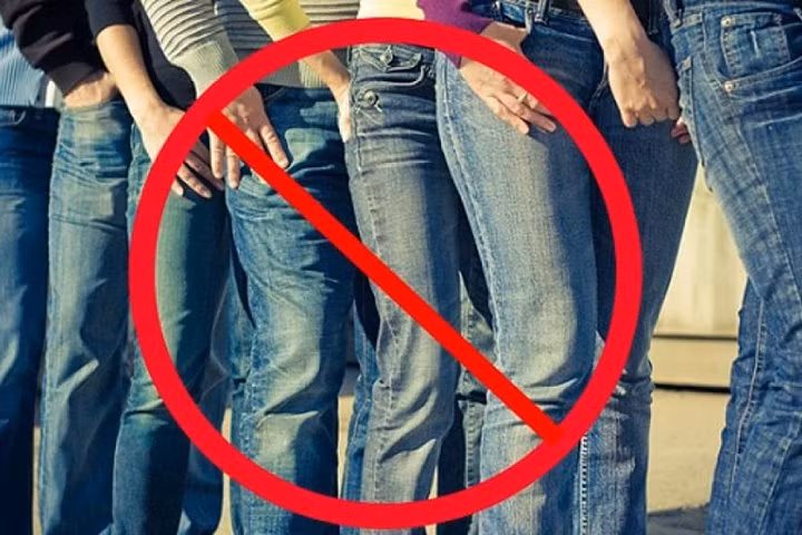 Tranh cai “khong mac quan jeans toi cong so la ngu dot thoi trang”