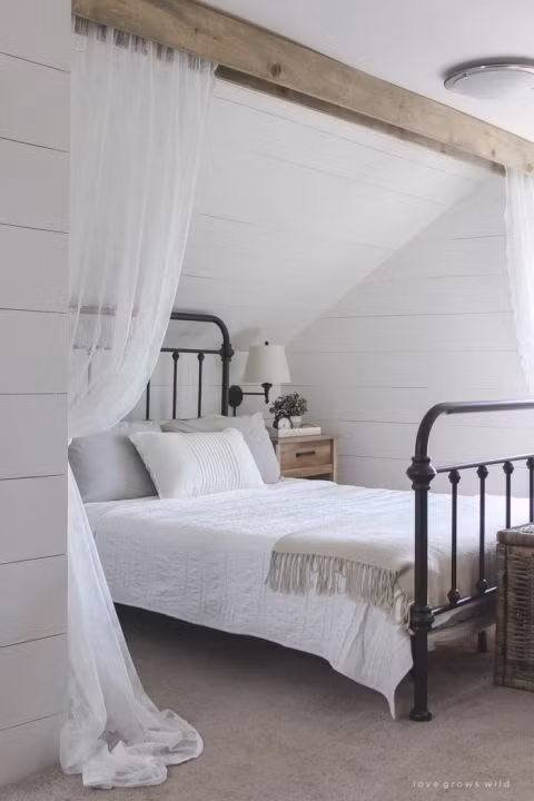 Nếu bạn cảm thấy choáng ngợp với căn phòng tràn ngập các thiết bị số thì bạn nên thiết kế một căn phòng yên tĩnh như thế này. Phòng ngủ nhỏ này được thiết kế đơn giản gồm có giường ngủ, tủ và một chiếc rèm che mỏng để đảm bảo sự riêng tư cho gia chủ.