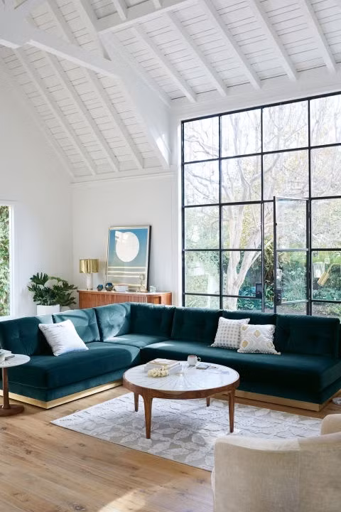 Trong mùa thu năm nay, nội thất có màu xanh lục được rất nhiều nhà thiết kế lựa chọn, đặc biệt là với thiết kế tủ bếp. Nhà thiết kế Erin Napier đã kết hợp tủ bếp màu xanh lục với các loại bàn bếp màu đồng và màu kem để tạo nên không gian ấm cúng phù hợp nhất cho căn phòng trong mùa thu và mùa đông.