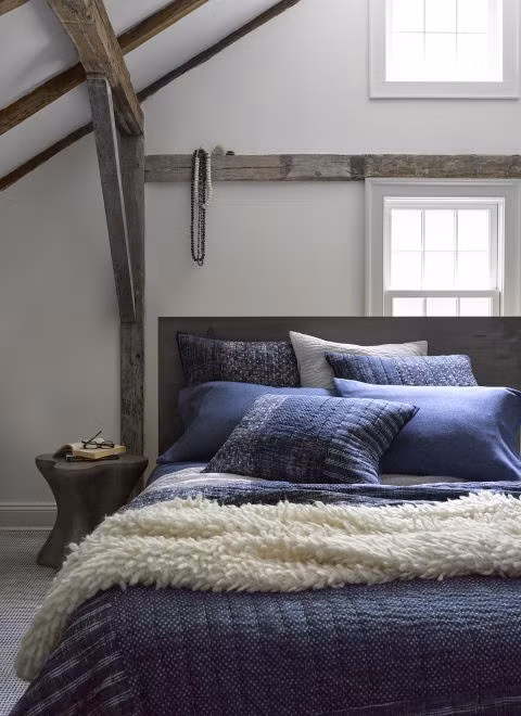 Trong mùa thu này, các sản phẩm vải quilt (quilt là dạng vải ghép từ nhiều loại vải khác nhau để tạo nên một tổng thể hài hoà về màu sắc và bố cục) đã tạo thành một xu hướng cực hot. Các sản phẩm được rất dễ lựa chọn và có thể phù hợp với bất cứ không gian nào, từ hiện đại đến truyền thống.