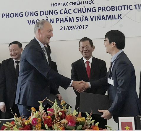 Ông Lasse Nagell - Phó Chủ tịch Tập đoàn Chr. Hansen Đan Mạch cam kết sẽ hợp tác với Vinamilk ứng dụng các hệ men vi sinh tiên tiến nhất, đã được chứng nhận lâm sàng và đạt chuẩn quốc tế vào các sản phẩm của Vinamilk.