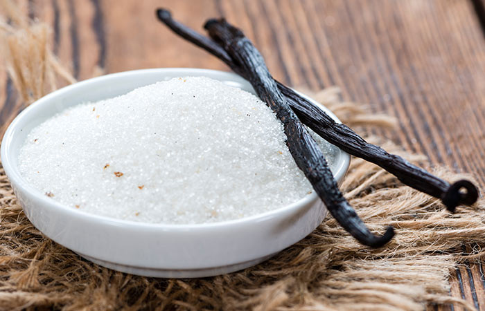 10. Tinh chất vani Hòa trộn đều 2 thìa đường, 1 thìa baking soda, 2 muỗng dầu ô liu, 1/4 thìa tinh chất vani. Lấy một lượng nhỏ hỗn hợp thoa lên môi, chà nhẹ nhàng trong một vài phút. Sau đó rửa sạch lại môi với nước. Phần hỗn hợp còn lại bạn có thể bảo quản trong lọ kín để nơi tối trong 7 ngày. Bạn nên sử dụng hỗn hợp này trong vài ngày liên tiếp. Những ngày sau có thể cách 3 - 4 ngày sử dụng 1 lần để có đôi môi mịn màng.