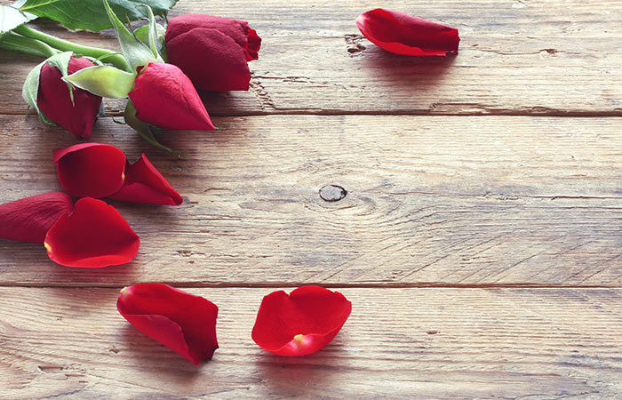 3. Cánh hoa hồng Bạn cần đến 5 - 6 cánh hoa hồng và 1/4 chén sữa nguyên chất. Hãy ngâm cánh hoa hồng trong sữa khoảng 2 - 3 giờ đồng hồ. Tiếp đến nhẹ nhàng nghiền cánh hoa hồng trong sữa để chúng ngấm sữa. Sau đó bạn thoa hỗn hợp lên môi. Dưỡng môi bạn trong khoảng 20 phút rồi rửa sạch lại bằng nước lạnh. Bạn nên thực hiện cách này mỗi ngày trong khoảng thời gian 1 tuần hoặc lâu hơn để được kết quả như ý.