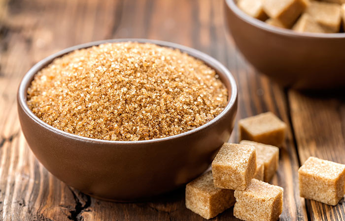 9. Đường Lấy 1 thìa đường nâu hoặc đường trắng, thêm 1 vài giọt dầu ô liu, 1/2 thìa mật ong trộn đều với nhau. Nhưng không để đường tan hết. Bạn thoa hỗn hợp lên môi và chà nhẹ nhàng theo chuyển động tròn. Sau đó rửa sạch lại môi với nước ấm. Những ngày đầu bạn nên thực hiện đều đặn. Tiếp đó bạn có thể làm 1 - 2 lần một tuần để duy trì đôi môi mềm mại, mịn màng.