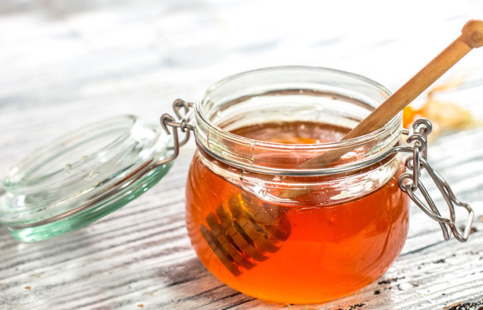 2. Mật ong và Vaseline Bạn sử dụng mật ong nguyên chất và Vaseline. Bạn thoa một lớp mật ong lên môi. Sau đó thoa tiếp lớp Vaseline lên trên. Để trong 10 - 15 phút. Cuối cùng bạn lấy khăn ẩm để lau sạch môi. Thực hiện điều này 1 lần mỗi ngày trong khoảng 1 tuần sẽ cho bạn kết quả hữu hiệu và lâu dài.