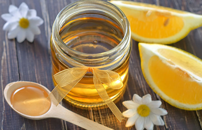 8. Nước cốt chanh và mật ong Trộn đều 1 thìa nước cốt chanh với 1 thìa mật ong và 1/2 thìa dầu thầu dầu. Thoa hỗn hợp lên môi. Giữ trong khoảng 10 phút và sau đó rửa sạch lại với nước. Bạn hãy lặp lại cách này hàng ngày, trong khoảng thời gian 7 - 10 ngày, giúp môi không còn khô nứt.