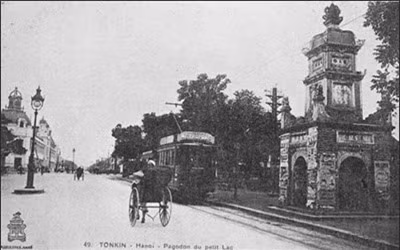 Tàu điện chạy qua tháp Hòa Phong ở Bờ Hồ.