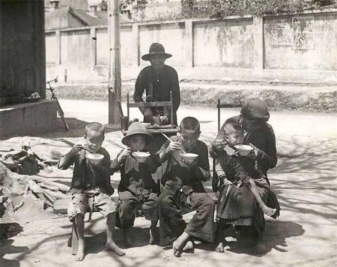 Gánh phở rong trên phố Hà Nội năm 1890.