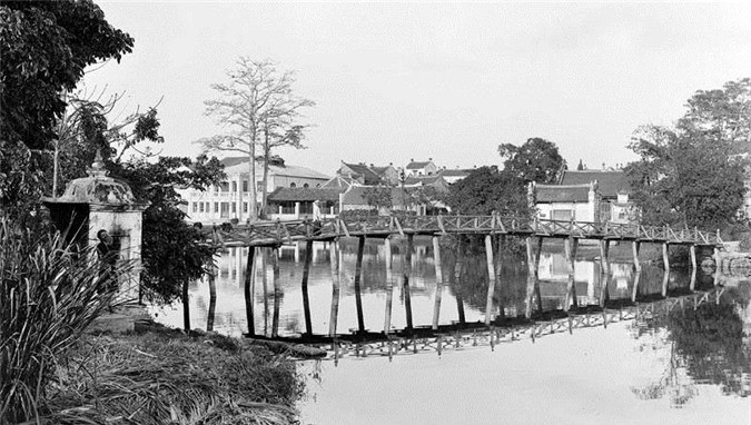 Quang cảnh Hồ Gươm và cầu Thê Húc chụp năm 1896.
