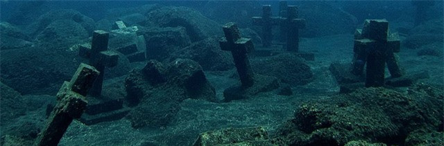 Nhiều thế kỷ sau, vào năm 2000, người dân địa phương đã đặt một cây thánh giá cho mỗi nhà truyên giáo để tôn vinh họ. Bầu không khí kỳ lạ của nghĩa trang dưới lòng biển chắc chắn phù hợp với lịch sử đen tối, bi thảm của nơi này.