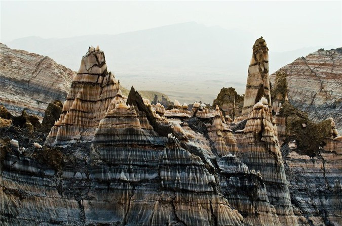 Sau đó, áp lực của đá và trầm tích khiến muối bị đẩy lên qua các kẽ nứt. Sự phát triển theo chiều dọc của hiện tượng đó tạo áp lực lên bề mặt phía trên, gây ra tình trạng kéo giãn và đứt gãy. Trải qua hàng triệu năm, muối dần tích tụ và tạo thành các mái vòm được gọi là diapir. Cấu tạo địa chất này tựa những ngọn núi với đường kính 1-10 km và cao đến 6,5 km.