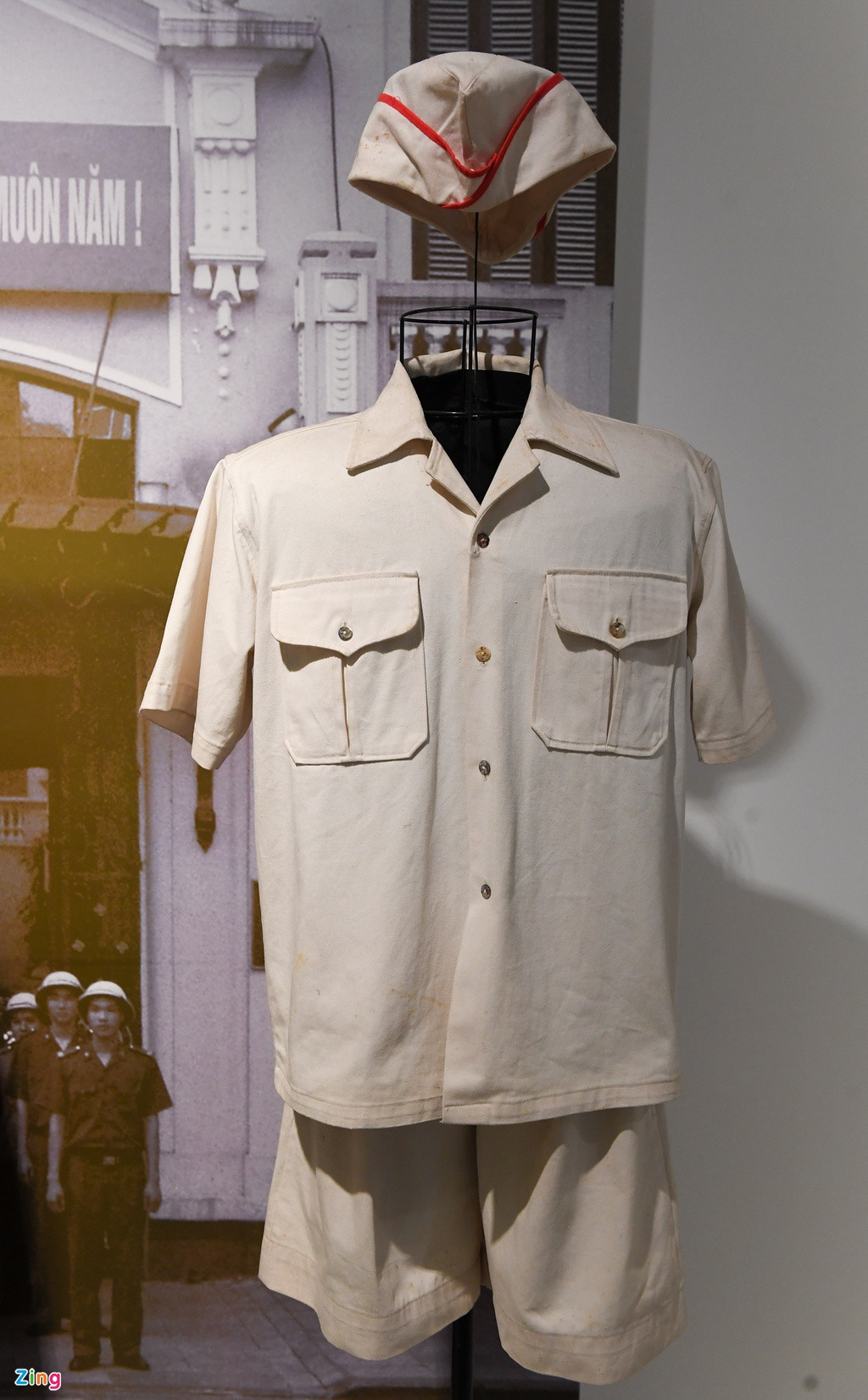 Từ năm 1946 đến năm 1962, lực lượng công an sử dụng trang phục chung. Quần và áo sơ mi ngắn tay được sử dụng trong những năm 1945-1946.