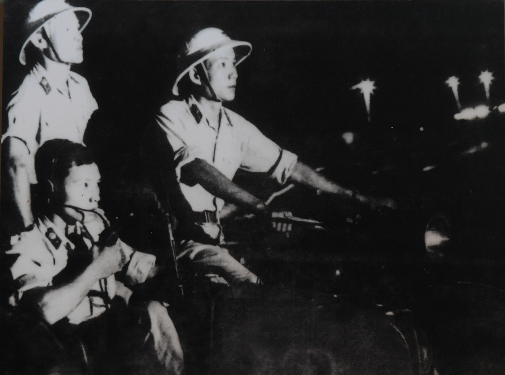 Năm 1962, lực lượng CSGT bắt đầu có trang phục riêng, bổ sung quần áo dài tay. Quân hàm, phù hiệu cũng được thống nhất so những năm đầu sau cách mạng tháng 8. Trong ảnh, CSGT Hà Nội tuần tra trên đường phố những năm 1960-1970.