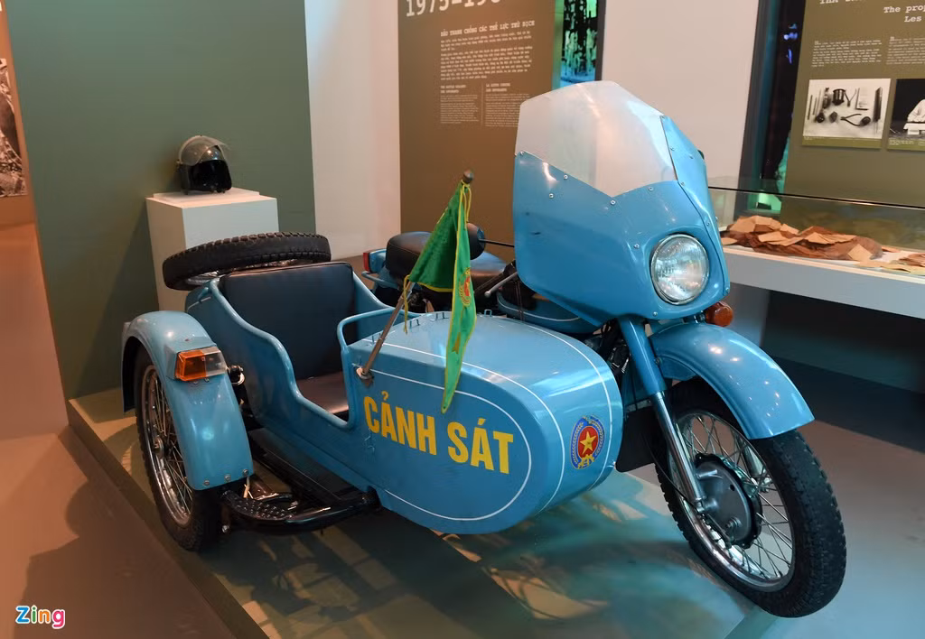 Thời điểm này, những chiếc xe sidecar (môtô 3 bánh) cũng thường xuyên được CSGT Hà Nội sử dụng.