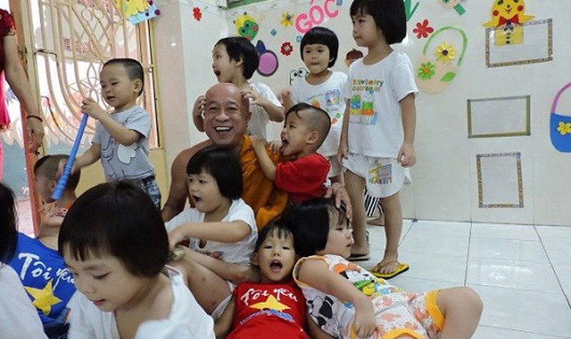 Hòa thượng Thích Thiện Chiếu mời giáo viên về dạy trẻ khuyết tật từ mẫu giáo đến lớp 5; các em khỏe mạnh từ 6 tuổi trở lên được ông gửi đi học ở trường ngoài, học phí do chùa đài thọ; các em khiếm thị được học chữ nổi. Thượng tọa cũng là người chịu trách nhiệm chính trong việc hướng nghiệp, tìm nghề, dựng vợ gả chồng cho các em lớn tuổi.