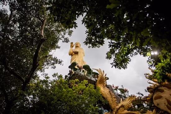 Chùa Kỳ Quang 2 còn nổi tiếng với tượng Phật mạ vàng cao hơn 3m, ngự trên đài sen đặt trên cổng. Hay, nhà địa tâm linh gồm những bức tượng Phật Bồ Tát có hệ thống đèn màu sặc sỡ, tạo cảm giác huyền bí.