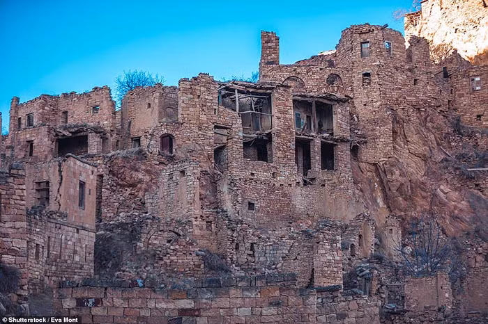 Làng Kakhib đẹp nhất trong ánh chiều tà, mặc dù phải quan sát đôi chân khi di chuyển, nhưng Melanie phải công nhận rằng cảnh sắc nơi này khiến cô không thốt thành lời.