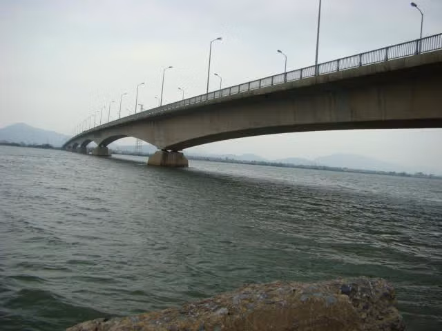 Năm 1627 chiến tranh bùng nổ, đến năm 1672, hai bên quyết định đình chiến, lấy sông Gianh (Quảng Bình) phân chia ranh giới giữa Đàng Trong và Đàng Ngoài.