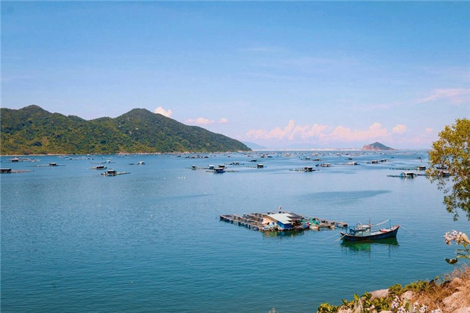  Vũng Rô: Là vịnh nhỏ nằm ngay sát rìa dãy núi Đèo Cả, vịnh Vũng Rô là ranh giới tự nhiên trên biển giữa Phú Yên với Khánh Hòa. Không chỉ sở hữu vẻ đẹp hoang sơ được lòng du khách, Vũng Rô còn nổi tiếng với khu Di tích tàu không số, gắn liền với lịch sử một thời.