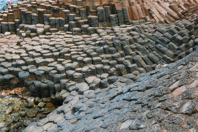  Gành Đá Đĩa: Được tạo nên từ quá trình hoạt động của núi lửa ở vùng cao nguyên Vân Hòa, Gành Đá Đĩa là danh thắng thiên nhiên kỳ thú về cảnh quan và độc đáo về địa chất, một trong những điểm đến nổi bật nhất của du lịch Phú Yên. Vẻ đẹp hoang sơ, lạ lùng và bí ẩn của những khối nham thạch xếp chồng nhau gây ấn tượng với bất cứ du khách nào từng tận mắt chiêm ngưỡng. Hiện tượng thiên nhiên kỳ thú tương tự gành Đá Đĩa cũng được tìm thấy ở Ireland, Tây Ban Nha, Scotland và Hàn Quốc.