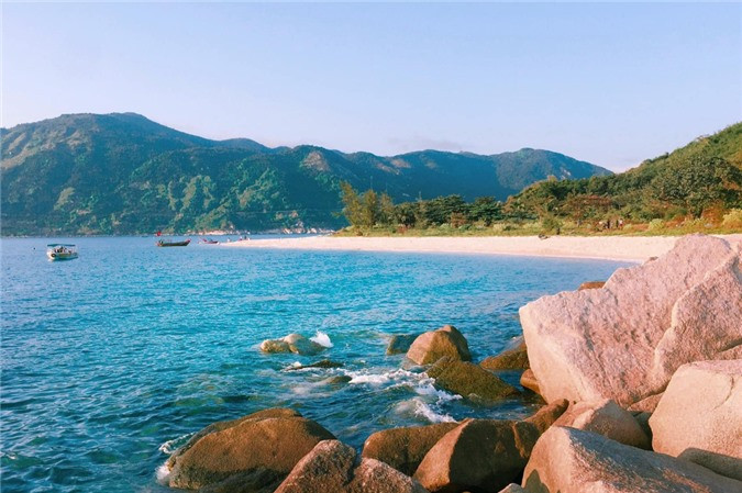  Hòn Nưa: Bạn có thể thuê tàu cano ở các bè nổi để di chuyển ra hòn đảo nằm ngay dưới chân đèo Cả này. Hòn Nưa tạo ấn tượng với du khách bởi vẻ đẹp hoang sơ, bờ cát dài, nước biển trong và rạn san hô siêu đẹp. Giữa khung cảnh hùng vĩ, lại thơ mộng, yên bình, bạn như lạc đến đảo hoang, tách biệt với cuộc sống ồn ào, vội vã của phố thị.