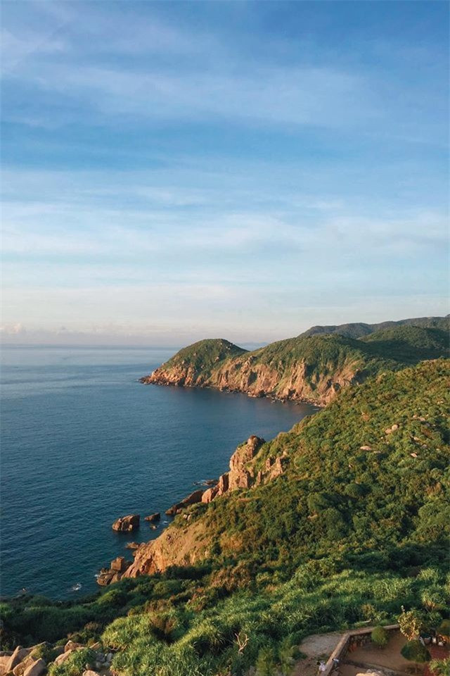 Đến nơi, bạn leo thêm 100 bậc thang gỗ trong tháp hải đăng và lên đến đỉnh, phóng tầm mắt ngắm nhìn khoảnh khắc Mặt Trời ló rạng đầy ngoạn mục.