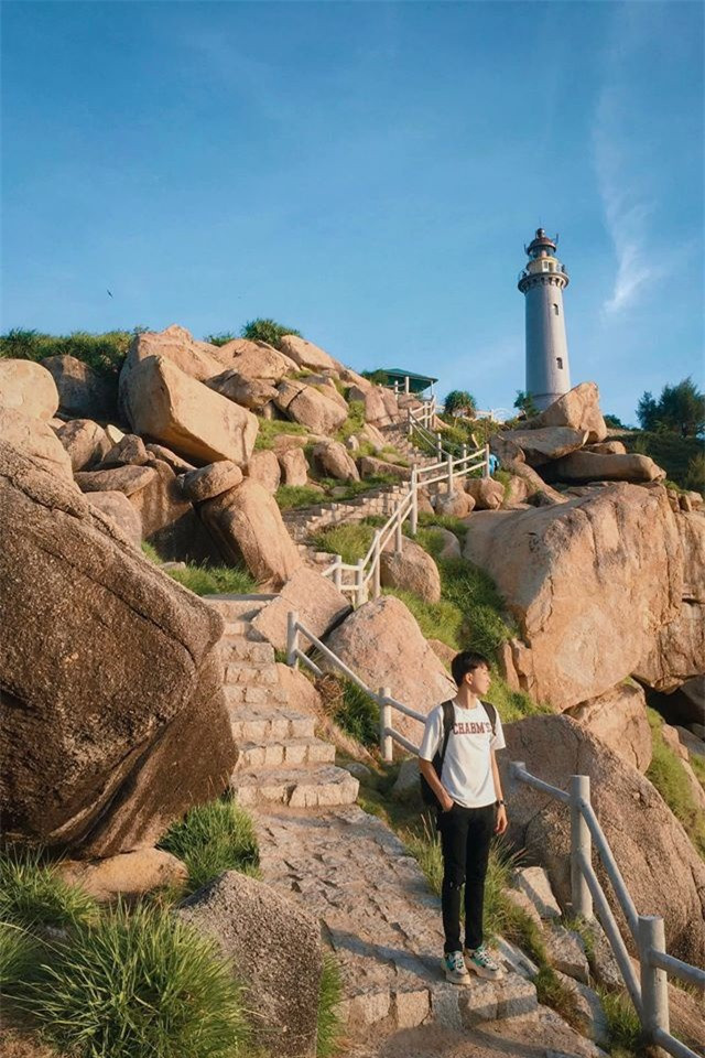  Hải đăng Mũi Điện: Địa danh này nổi tiếng với trải nghiệm đón bình minh đầu tiên trên đất liền Việt Nam. Đường đi đến Mũi Điện khá dài, bạn có thể đi bộ lên núi và ngắm nhìn khung cảnh rừng núi cùng biển xanh tuyệt đẹp.