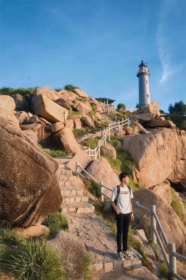  Hải đăng Mũi Điện: Địa danh này nổi tiếng với trải nghiệm đón bình minh đầu tiên trên đất liền Việt Nam. Đường đi đến Mũi Điện khá dài, bạn có thể đi bộ lên núi và ngắm nhìn khung cảnh rừng núi cùng biển xanh tuyệt đẹp.