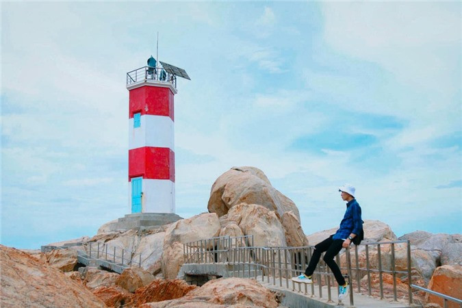  Gành Đèn: Nổi bật trên gành đá hoang sơ là ngọn hải đăng Gành Đèn với 2 màu trắng - đỏ hiên ngang giữa nền trời. Đứng từ hải đăng, du khách thỏa sức phóng tầm mắt ngắm nhìn cảnh biển Phú Yên bao la, thơ mộng. Với phong cảnh độc đáo và không khí thoáng đãng, nơi đây rất thích hợp cho chuyến dã ngoại hay cắm trại qua đêm.