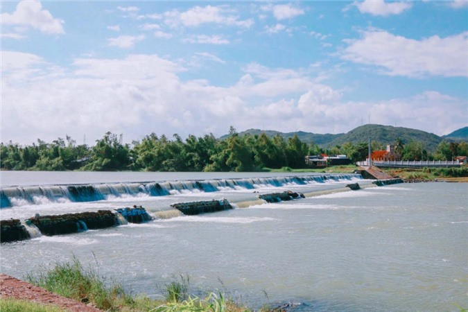  Đập Tam Giang: Chắn ngang qua sông Cái, đập tràn Tam Giang là công trình thủy lợi quan trọng, cung cấp nước tưới tiêu cho các cánh đồng lúa bạt ngàn ở Tuy An. Check-in địa điểm này, bạn đừng quên thưởng thức đặc sản cá chình sông Cái.