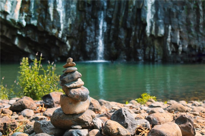  Thác Vực Hòm: Nằm giữa những cột đá bazan tựa như gành Đá Đĩa úp ngược, thác nước tuyệt đẹp này đổ xuống hồ nước rộng và mát lạnh giữa khung cảnh núi rừng Đông Trường Sơn. Điểm đến này rất phù hợp làm những chuyến picnic cuối tuần cùng bạn bè.