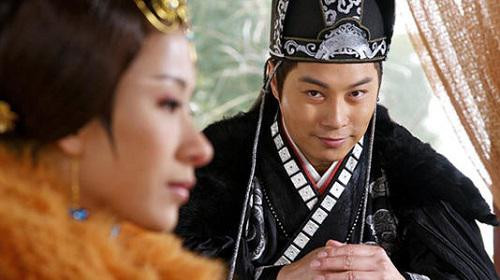 Quả nhiên, việc Lao Ái và thái hậu Triệu Cơ thông dâm bị bại lộ. Lao Ái bị ngũ mã phanh thây, chu di tam tộc. Thái hậu Triệu Cơ cũng bị đày sang đất Ung giam cầm tới chết. (Ảnh trong bài mang tính chất minh họa).