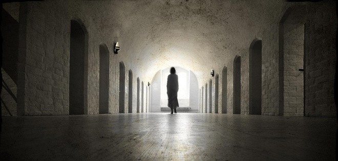 Một hồn ma nổi tiếng khác là Quý cô Trắng. Tên thật của nàng là Celina Bovles. Bovles đã đem lòng yêu một thường dân và có mang. Khi cha nàng phát hiện ra, ông đã tống Bovles vào ngục. Các công nhân tìm thấy hài cốt của nàng trong một bức tường của lâu đài vào những năm 1930. Hồn ma lang thang quanh lâu đài, tìm kiếm người tình và đôi khi than khóc trong sầu thảm. Ảnh:Trulyexperiences.