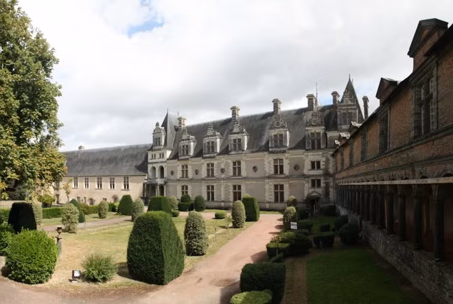  Château de Châteaubriant, Pháp: Lâu đài cổ xưa này được xây dựng từ thế kỷ 11 và những tin đồn về hồn ma xuất hiện từ thế kỷ 16, sau cái chết của Françoise de Foix - vợ Jean de Laval. De Laval được triệu tới gặp Vua Francis I và đã đưa vợ theo. Françoise nhanh chóng trở thành người thân cận của hoàng hậu và cũng là người tình của đức vua. Ảnh: The Richest.