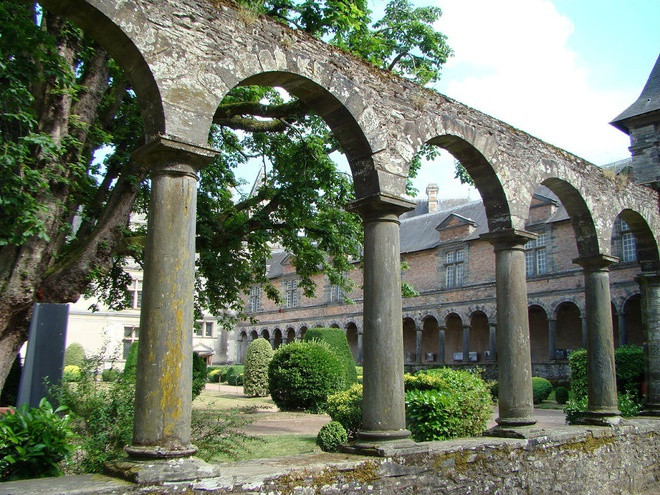 Françoise đã qua đời một cách bí ẩn vào tháng 10/1537. Người ta đồn rằng Jean de Laval đã đầu độc bà sau khi biết vợ mình ngoại tình với đức vua. Trong hàng trăm năm, linh hồn bà xuất hiện vào ngày mất, lang thang vô định dọc những hành lang trong lâu đài. Ảnh: Ferme-de-vacances-35.